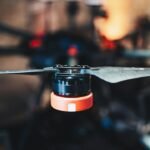 Imagen ilustrativa de un dron con hélices, tecnología de propulsión eléctrica relacionada con las tablas voladoras experimentales