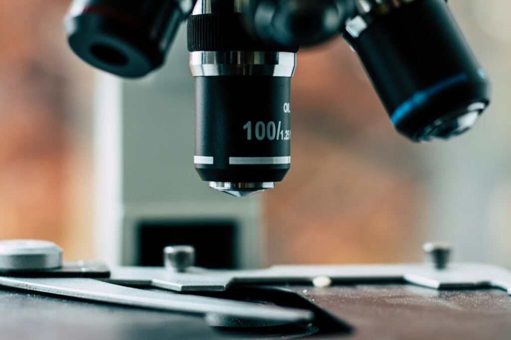 Microscopio de laboratorio de color negro, fotografía ilustrativa; no corresponde al sistema VERID ni a instalaciones de Google