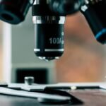 Microscopio de laboratorio de color negro, fotografía ilustrativa; no corresponde al sistema VERID ni a instalaciones de Google